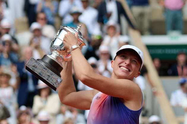(240608) -- PARIS, June 8, 2024 -- Iga Swiatek celebrates during the awarding ceremony after the women s singles final match between Iga Swiatek of Poland and Jasmine Paolini of Italy at the French Open tennis tournament at Roland Garros, Paris, France, June 8, 2024. ) (SP)FRANCE-PARIS-TENNIS-FRENCH OPEN-WOMEN S SINGLES MengxDingbo 
