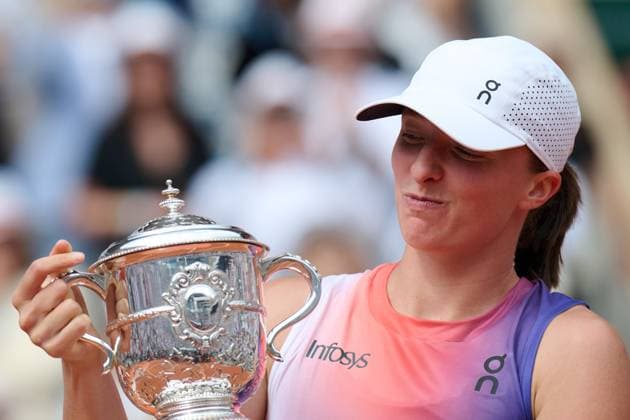 (240608) -- PARIS, June 8, 2024 -- Iga Swiatek reacts during the awarding ceremony after the women s singles final match between Iga Swiatek of Poland and Jasmine Paolini of Italy at the French Open tennis tournament at Roland Garros, Paris, France, June 8, 2024. ) (SP)FRANCE-PARIS-TENNIS-FRENCH OPEN-WOMEN S SINGLES MengxDingbo 