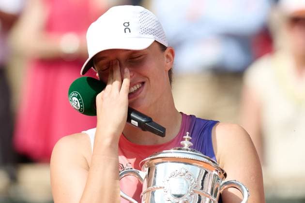 (240608) -- PARIS, June 8, 2024 -- Iga Swiatek reacts during the awarding ceremony after the women s singles final match between Iga Swiatek of Poland and Jasmine Paolini of Italy at the French Open tennis tournament at Roland Garros, Paris, France, June 8, 2024. ) (SP)FRANCE-PARIS-TENNIS-FRENCH OPEN-WOMEN S SINGLES MengxDingbo 