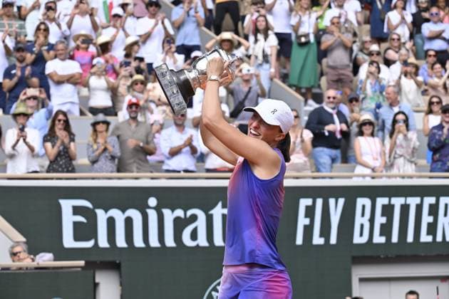 Tennis : Roland Garros 2024 - France - Iga Swiatek - Pologne remporte son 4eme titre a Roland Garros en battant Jasmin Paolini - Italie remise des prix faite par Martina Navratilova et Chris Evert Tennis : Roland Garros 2024 - France - 08 06 2024 ChrysleneCaillaud Panoramic 