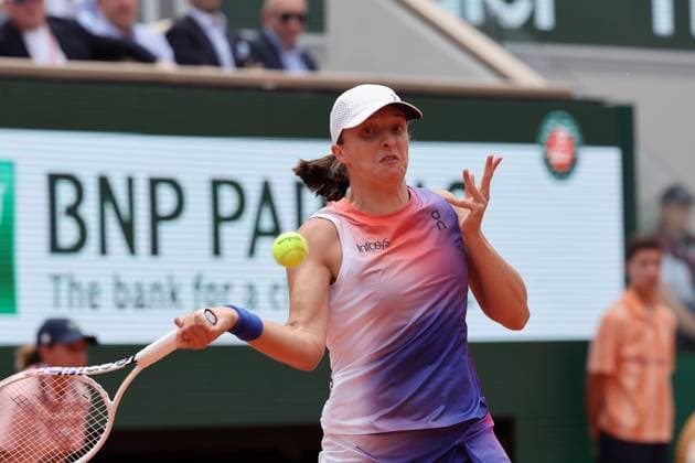 Iga Swiatek of Poland plays against Jasmine Poalini of Italy during their final match at the French Tennis Open in Roland Garros in Paris, France, on Saturday, June 8, 2024. Swiatek won 6-2, 6-1 and retained the French Open women s title for the third year running.  PAR20240608102 MAYAxVIDON-WHITE