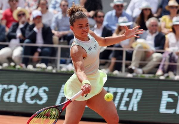 Jasmine Poalini of Italy plays against Iga Swiatek of Poland during their final match at the French Tennis Open in Roland Garros in Paris, France, on Saturday, June 8, 2024. Swiatek won 6-2, 6-1 and retained the French Open women s title for the third year running.  PAR20240608108 MAYAxVIDON-WHITE