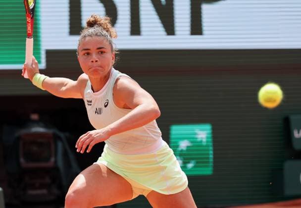 Jasmine Poalini of Italy plays against Iga Swiatek of Poland during their final match at the French Tennis Open in Roland Garros in Paris, France, on Saturday, June 8, 2024. Swiatek won 6-2, 6-1 and retained the French Open women s title for the third year running.  PAR20240608110 MAYAxVIDON-WHITE