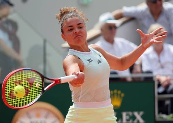 Jasmine Poalini of Italy plays against Iga Swiatek of Poland during their final match at the French Tennis Open in Roland Garros in Paris, France, on Saturday, June 8, 2024. Swiatek won 6-2, 6-1 and retained the French Open women s title for the third year running.  PAR20240608111 MAYAxVIDON-WHITE