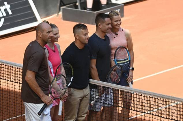 Fotbalista Jan Koller a tenistka Kristyna Pliskova (vlevo) a hokejista Tomas Plekanec a tenistka Lucie Safarova (vpravo) pozuji pred exhibicni ctyrhrou pred finale dvouhry tenisoveho challengeru UniCredit Czech Open, 8. cervna 2024, Prostejov. (CTKxPhoto LudekxPerina) CTKPhotoP2024060802482  CTKPhotoP2024060802482