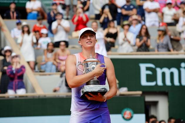 07 06 2024, Tennis, French Open 2024 Roland Garros, FRA, Paris, Women Final picture from left, Iga Swiatek Poland with trophy Copyright: HMBxMedia AntonioxBorga