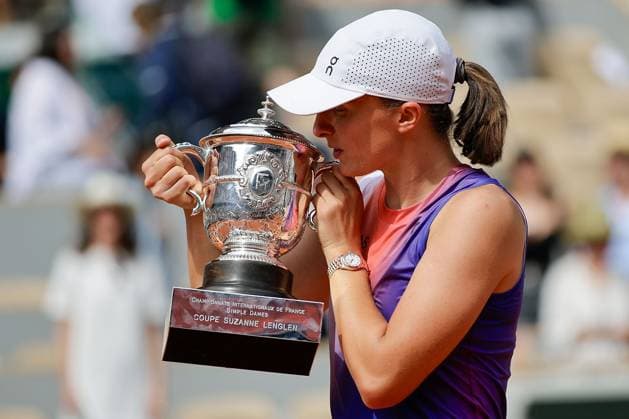 07 06 2024, Tennis, French Open 2024 Roland Garros, FRA, Paris, Women Final picture from left, Iga Swiatek Poland with trophy Copyright: HMBxMedia AntonioxBorga
