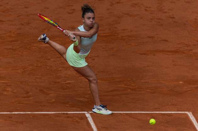 2024 French Open - Day 14 Jasmine Paolini is returning the ball against Iga Sviatek in the Women s Singles final at the Roland Garros Grand Slam Tournament on June 8, 2024, in Paris, France. Paris France  Copyright: xRobertxSzaniszlox originalFilename:szaniszlo-notitle240608_np6yP.jpg