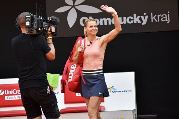 Tenistka Lucie Safarova nastoupika se svym manzelem Tomasem Plekancem k exhibicni tenisove ctyrhre proti tenistce Kristyne Pliskove a fotbalistovi Janu Kollerovi,ktera se odehrala pred finalovou dvouhrou na challegeru UniCredit Czech Open v Prostejove,8.cervna 2024. (CTKxPhoto JanaxZaoralkova) CTKPhotoF202406080032101  CTKPhotoF202406080032101