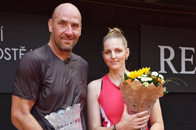 Fotbalista Jan Koller a tenistka Kristyna Pliskova po exhibicni ctyrhre proti paru Lucie Safarova a Tomas Plekanec,ktera se odehrala pred finalovou dvouhrou na challegeru UniCredit Czech Open v Prostejove,8.cervna 2024. (CTKxPhoto JanaxZaoralkova) CTKPhotoF202406080033801  CTKPhotoF202406080033801