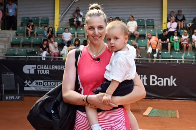 Tenistka Kristyna Pliskova si zahrala exhibicni ctyrhru s fotbalistou Janem Kollerem proti paru Lucie Safarova a Tomas Plekanec pred finalovou dvouhrou na challegeru UniCredit Czech Open v Prostejove,8.cervna 2024.Na fotografii se synem Adamem. (CTKxPhoto JanaxZaoralkova) CTKPhotoF202406080034101  CTKPhotoF202406080034101