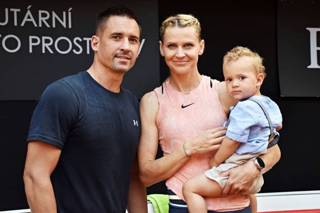 Tenistka Lucie Safarova nastoupika se svym manzelem Tomasem Plekancem(vlevo) k exhibicni tenisove ctyrhre proti tenistce Kristyne Pliskove a fotbalistovi Janu Kollerovi,ktera se odehrala pred finalovou dvouhrou na challegeru UniCredit Czech Open v Prostejove,8.cervna 2024.Na fotografii se synem Oliverem. (CTKxPhoto JanaxZaoralkova) CTKPhotoF202406080034201  CTKPhotoF202406080034201