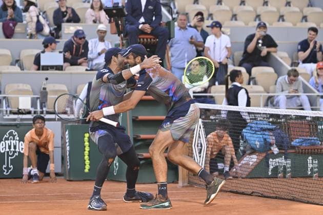 Tennis : Roland Garros 2024 - France - Mate Pavic - Croatie et Arevalo - El Salvador- remporte le titre du double Messieurs Tennis : Roland Garros 2024 - France - 08 06 2024 ChrysleneCaillaud Panoramic 