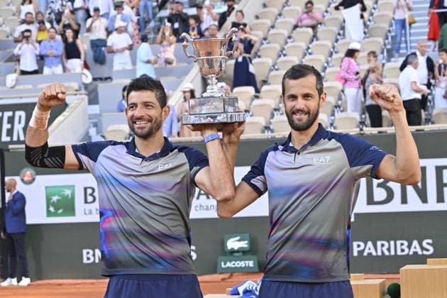Sport Themen der Woche KW23 Sport Bilder des Tages Tennis : Roland Garros 2024 - France - Mate Pavic - Croatie et Arevalo - El Salvador- remporte le titre du double Messieurs Tennis : Roland Garros 2024 - France - 08 06 2024 ChrysleneCaillaud Panoramic 