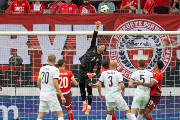 08 06 2024, St Gallen, kybunpark, Friendly Switzerland Austria, 1 goalkeeper Yann Sommer Switzerland jumps for a ball St Gallen kybunpark St Gallen Switzerland Copyright: xJustPictures.ch PascalxKesselmarkx jp-en-PaKe-FIM_0393
