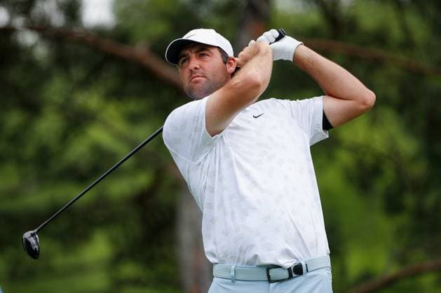 DUBLIN, OH - JUNE 08: Scottie Scheffler of the United States watches his drive on the second hole during the third round of the Memorial Tournament presented by Workday at Muirfield Village Golf Club on June 8, 2024 in Dublin, Ohio. (Photo by Ian Johnson Icon Sportswire) GOLF: JUN 08 PGA, Golf Herren the Memorial Tournament presented by Workday EDITORIAL USE ONLY Icon240608004