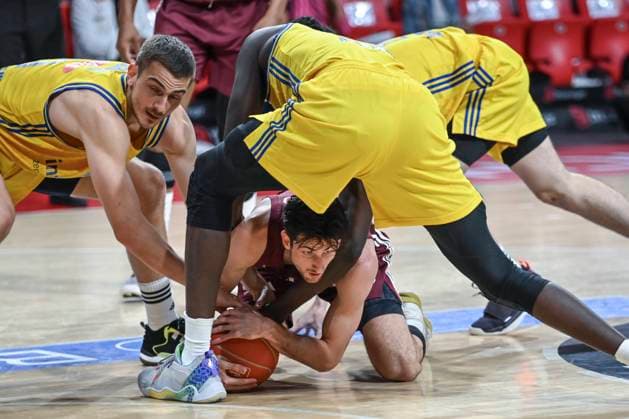 GER, Bayern, Muenchen, FC Bayern vs Alba Berlin, Play off Final, Game 1, BBL, Basketball, Olympiazentrum, BMW Park, 08 06 2024, f l Tim Schneider Alba Berlin, 10 , Leandro Bolmaro FC Bayern Muenchen Basketball , Christ Koumadje Alba Berlin, 21 , duel, action, fight, fights for the ball, on the ground, Copyright: HMBxMedia MichaelxNibel