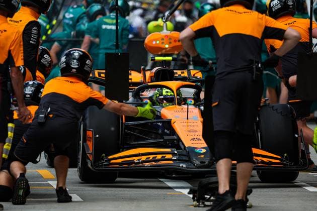 04 NORRIS Lando (gbr), McLaren F1 Team MCL38, action pitstop during the Formula 1 AWS Grand Prix du Canada 2024, 9th round of the 2024 Formula One World Championship, WM, Weltmeisterschaft from June 07 to 09, 2024 on the Circuit Gilles Villeneuve, in MontrÃ al, Canada - F1 - CANADIAN GRAND PRIX 2024 DPPI Panoramic  240608_R09_CANADA_DP_FGOO4064