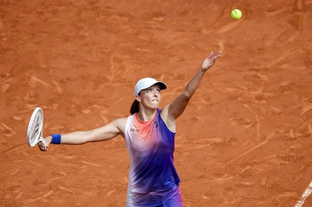 Iga Swiatek of Poland serves the ball against Jasmine Paolini of Italy during the Women™s Singles Finals of 2024 French Open Day 14 at Roland Garros on June 8, 2024 in Paris, France Photo by JustPictures Paris Roland Garros France Copyright: x x2024xEurasiaxSportxImagesx jp-en-EuSpIm-AB4_Roland_Garros_08Jun2024_PR1295