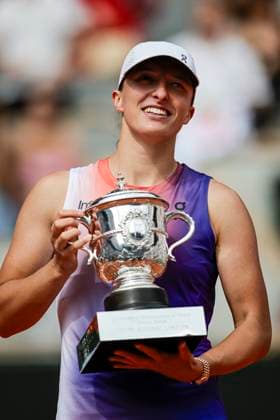 Iga Swiatek of Poland celebrates victory with Roland Garros Winner trophy after her match against Jasmine Paolini of Italy during the Women™s Singles Finals of 2024 French Open Day 14 at Roland Garros on June 8, 2024 in Paris, France Photo by JustPictures Paris Roland Garros France Copyright: x x2024xEurasiaxSportxImagesx jp-en-EuSpIm-AB4_Roland_Garros_08Jun2024_PR1332