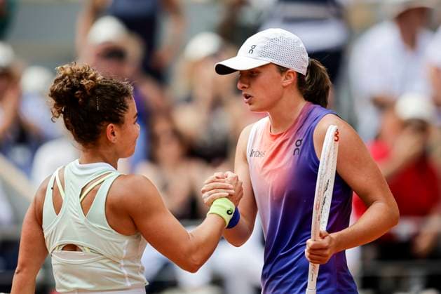 Iga Swiatek of Poland R high five Jasmine Paolini of Italy L after winning the Women™s Singles Finals of 2024 French Open Day 14 at Roland Garros on June 8, 2024 in Paris, France Photo by JustPictures Paris Roland Garros France Copyright: x x2024xEurasiaxSportxImagesx jp-en-EuSpIm-AB4_Roland_Garros_08Jun2024_PR1318
