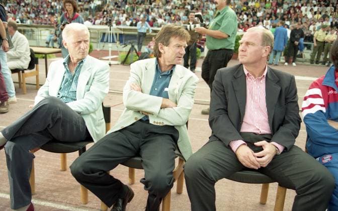 Archivbilder der Woche SPORT KW23 23.07.97 FC Bayern München - Borussia Dortmund Deutschland, Augsburg, 23.07.1997, Fussball, Liga-Pokal Halbfinale, FC Bayern München - Borussia Dortmund (2:0): v.l. Giovanni Trapattoni (Trainer FC Bayern München), Egon Coordes (Co-Trainer FC Bayern München), Uli Hoeneß (Manager FC Bayern München). *** 23 07 97 FC Bayern München Borussia Dortmund Germany, Augsburg, 23 07 1997, Soccer, League Cup Semi-Final, FC Bayern München Borussia Dortmund 2 0 v l Giovanni Trapattoni Coach FC Bayern München , Egon Coordes Co Coach FC Bayern München , Uli Hoeneß Manager FC Bayern München