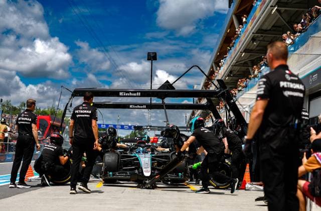 63 RUSSELL George (gbr), Mercedes AMG F1 Team W15, action mechanic, mecanicien, mechanics during the Formula 1 AWS Grand Prix du Canada 2024, 9th round of the 2024 Formula One World Championship, WM, Weltmeisterschaft from June 07 to 09, 2024 on the Circuit Gilles Villeneuve, in Montrà al, Canada - F1 - CANADIAN GRAND PRIX 2024 DPPI Panoramic 240608_R09_CANADA_DP_F12024GP09CAN_JK394090