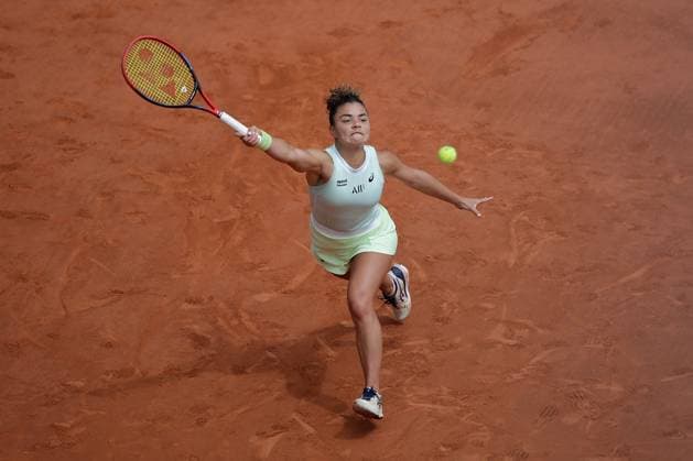 07 06 2024, Tennis, French Open 2024 Roland Garros, FRA, Paris, Women Final picture from left, Jasmine Paolini ITA plays a forehand Copyright: HMBxMedia AntonioxBorga