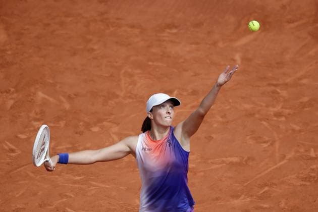 07 06 2024, Tennis, French Open 2024 Roland Garros, FRA, Paris, Women Final picture from left, Iga Swiatek Poland makes a serve Copyright: HMBxMedia AntonioxBorga