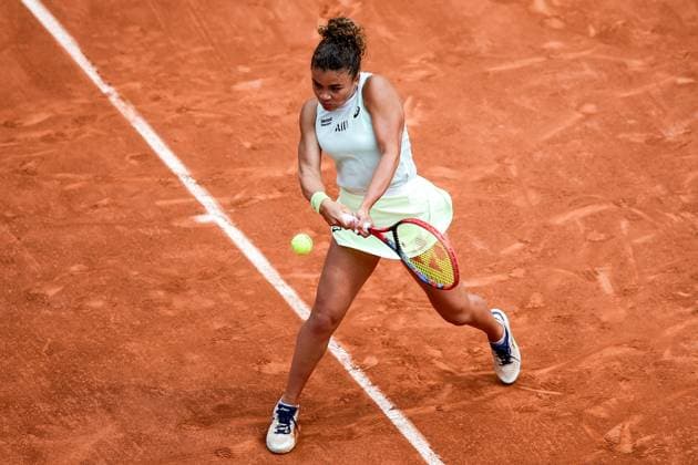 07 06 2024, Tennis, French Open 2024 Roland Garros, FRA, Paris, Women Final picture from left, Jasmine Paolini ITA plays a backhand Copyright: HMBxMedia AntonioxBorga