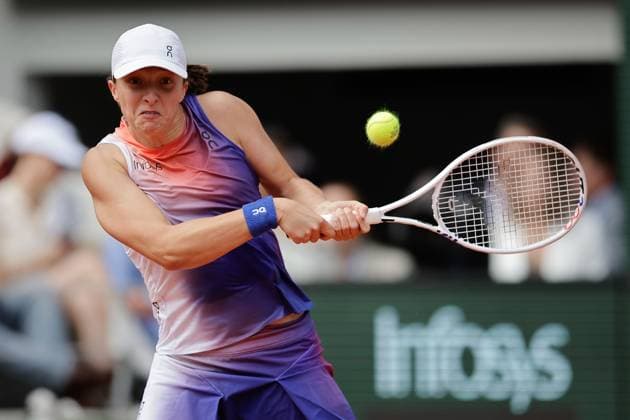 07 06 2024, Tennis, French Open 2024 Roland Garros, FRA, Paris, Women Final picture from left, Iga Swiatek Poland plays a backhand Copyright: HMBxMedia AntonioxBorga