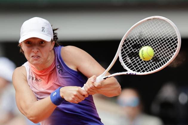 07 06 2024, Tennis, French Open 2024 Roland Garros, FRA, Paris, Women Final picture from left, Iga Swiatek Poland plays a backhand Copyright: HMBxMedia AntonioxBorga