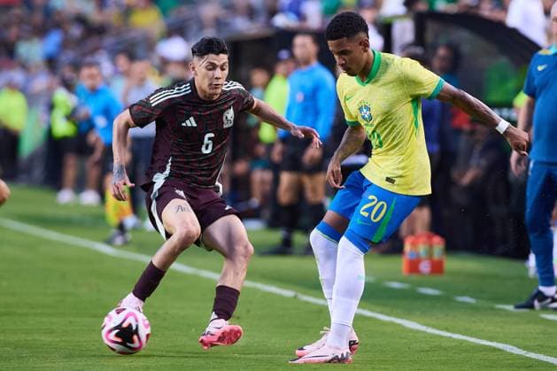 RECORD DATE NOT STATED Seleccion Mexicana 2024 Mexico vs Brazil Gerardo Arteaga (L) of Mexico fights fo rthe ball with Savio (R) of Brazil during the game International Friendly, Länderspiel, Nationalmannschaft between Mexican national team, Nationalteam (Mexico) and Brazil at Kyle Field Stadium, on June 08, 2024, College Station, Texas, United States. COLLEGE STATION TEXAS UNITED STATES  Copyright: xJONATHANxDUENASx 20240608202737_SNM_AM_MEX_BRA_ARTEAGA92