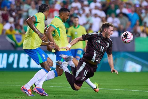 RECORD DATE NOT STATED Seleccion Mexicana 2024 Mexico 2-3 Brazil Eder Militao, Ederson of Brazil fghts fo rthe ball with Santiago Gimenez (R) of Mexico during the game International Friendly, Länderspiel, Nationalmannschaft between Mexican national team, Nationalteam (Mexico) and Brazil at Kyle Field Stadium, on June 08, 2024, College Station, Texas, United States. COLLEGE STATION TEXAS UNITED STATES  Copyright: xJONATHANxDUENASx 20240608204300_SNM_AM_MEX_BRA_GIMENEZ115