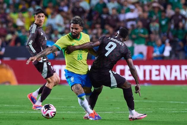 RECORD DATE NOT STATED Seleccion Mexicana 2024 Mexico vs Brazil Douglas Luiz (L) of Brazil fights for the ball with Julian Quinones (R) of Mexico during the game International Friendly, Länderspiel, Nationalmannschaft between Mexican national team, Nationalteam (Mexico) and Brazil at Kyle Field Stadium, on June 08, 2024, College Station, Texas, United States. COLLEGE STATION TEXAS UNITED STATES  Copyright: xJONATHANxDUENASx 20240608204304_SNM_AM_MEX_BRA_LUIZ112