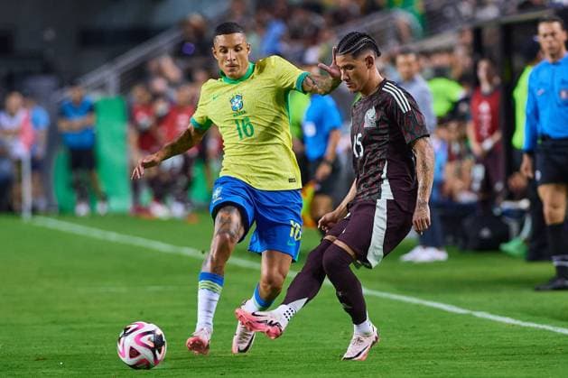 RECORD DATE NOT STATED Seleccion Mexicana 2024 Mexico vs Brazil Guilherme Arana (L) of Brazil fights for the ball with Uriel Antuna (R) of Mexico during the game International Friendly, Länderspiel, Nationalmannschaft between Mexican national team, Nationalteam (Mexico) and Brazil at Kyle Field Stadium, on June 08, 2024, College Station, Texas, United States. COLLEGE STATION TEXAS UNITED STATES  Copyright: xJONATHANxDUENASx 20240608213038_SNM_AM_MEX_BRA_ARANA143