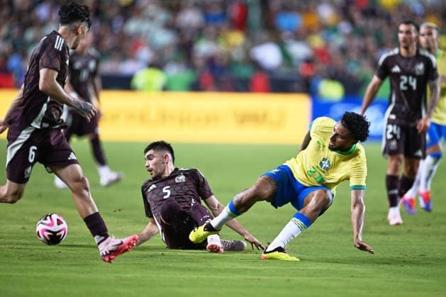 RECORD DATE NOT STATED Seleccion Mexicana 2024 Mexico vs Brazil Johan Vasquez (L) of Mexico fights for the ball with Ederson (R) of Brazil during the game International Friendly, Länderspiel, Nationalmannschaft between Mexican national team, Nationalteam (Mexico) and Brazil at Kyle Field Stadium, on June 08, 2024, College Station, Texas, United States. COLLEGE STATION TEXAS UNITED STATES  Copyright: xDavidxLeahx 20240608213347_SNM_AM_MEX_BRA_VASQUEZ157