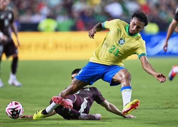 RECORD DATE NOT STATED Seleccion Mexicana 2024 Mexico vs Brazil Ederson (L) of Brazil fights for the ball with Johan Vasquez of Mexico during the game International Friendly, Länderspiel, Nationalmannschaft between Mexican national team, Nationalteam (Mexico) and Brazil at Kyle Field Stadium, on June 08, 2024, College Station, Texas, United States. COLLEGE STATION TEXAS UNITED STATES  Copyright: xDavidxLeahx 20240608213349_SNM_AM_MEX_BRA_EDERSON160
