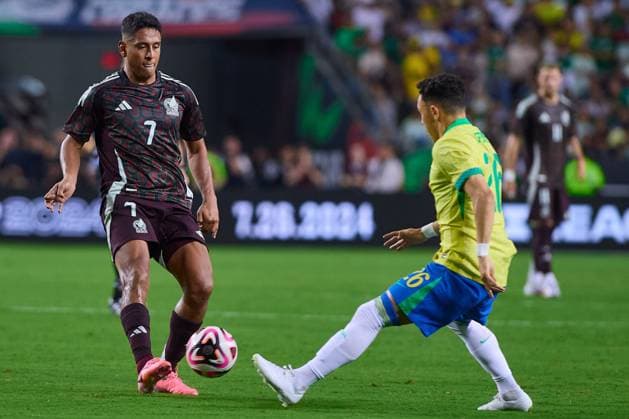 RECORD DATE NOT STATED Seleccion Mexicana 2024 Mexico vs Brazil Luis Romo (L) of Mexioc fights fo rthe ball with Pepe R) of Brazil during the game International Friendly, Länderspiel, Nationalmannschaft between Mexican national team, Nationalteam (Mexico) and Brazil at Kyle Field Stadium, on June 08, 2024, College Station, Texas, United States. COLLEGE STATION TEXAS UNITED STATES  Copyright: xJONATHANxDUENASx 20240608213639_SNM_AM_MEX_BRA_ROMO176