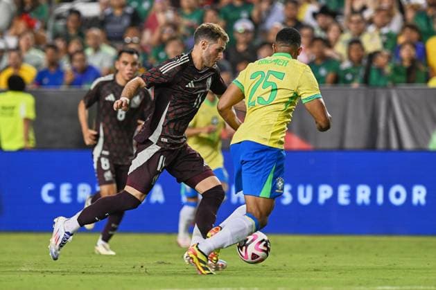 RECORD DATE NOT STATED Seleccion Mexicana 2024 Mexico vs Brazil Santiago Gimenez of Mexico fights fo rthe ball with Bremer of Brazil during the game International Friendly, Länderspiel, Nationalmannschaft between Mexican national team, Nationalteam (Mexico) and Brazil at Kyle Field Stadium, on June 08, 2024, College Station, Texas, United States. COLLEGE STATION TEXAS UNITED STATES  Copyright: xDavidxLeahx 20240608213936_SNM_AM_MEX_BRA_GIMENEZ187