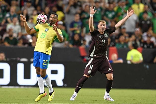 RECORD DATE NOT STATED Seleccion Mexicana 2024 Mexico vs Brazil Bremer (L) of Brazil fights fo rthe ball with Santiago Gimenez (L) of Mexico during the game International Friendly, Länderspiel, Nationalmannschaft between Mexican national team, Nationalteam (Mexico) and Brazil at Kyle Field Stadium, on June 08, 2024, College Station, Texas, United States. COLLEGE STATION TEXAS UNITED STATES  Copyright: xDavidxLeahx 20240608213923_SNM_AM_MEX_BRA_198