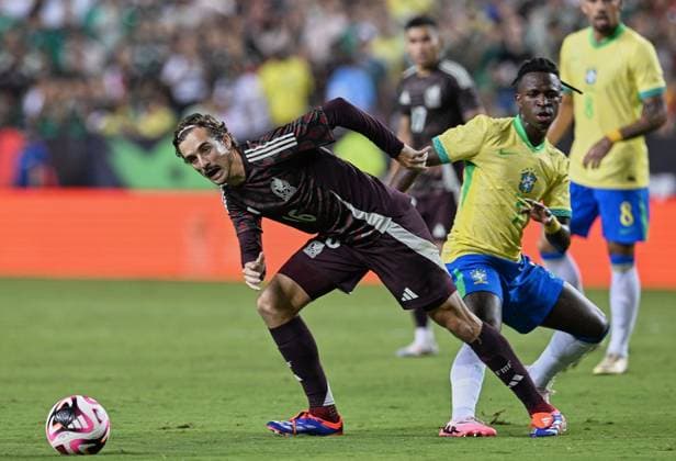 RECORD DATE NOT STATED Seleccion Mexicana 2024 Mexico vs Brazil Jordi Cortizo (L) of Mexico fights for the ball with Vinicius Junior (R) of Brazil during the game International Friendly, Länderspiel, Nationalmannschaft between Mexican national team, Nationalteam (Mexico) and Brazil at Kyle Field Stadium, on June 08, 2024, College Station, Texas, United States. COLLEGE STATION TEXAS UNITED STATES  Copyright: xDavidxLeahx 20240608221210_SNM_AM_MEX_BRA_CORTIZO227