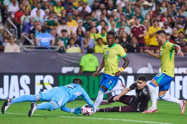 RECORD DATE NOT STATED Seleccion Mexicana 2024 Mexico vs Brazil Julio Gonzalez of Mexico, vinicius Junior of Brazil and Johan vasquez of Mexioc during the game International Friendly, Länderspiel, Nationalmannschaft between Mexican national team, Nationalteam (Mexico) and Brazil at Kyle Field Stadium, on June 08, 2024, College Station, Texas, United States. COLLEGE STATION TEXAS UNITED STATES  Copyright: xJONATHANxDUENASx 20240608222315_SNM_AM_MEX_BRA_VINICIUS236