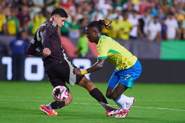 RECORD DATE NOT STATED Seleccion Mexicana 2024 Mexico vs Brazil Edson Alvarez (L) of Mexico fights for the ball with Vinicius Junior (R) of Brazil during the game International Friendly, Länderspiel, Nationalmannschaft between Mexican national team, Nationalteam (Mexico) and Brazil at Kyle Field Stadium, on June 08, 2024, College Station, Texas, United States. COLLEGE STATION TEXAS UNITED STATES  Copyright: xJONATHANxDUENASx 20240608221522_SNM_AM_MEX_BRA_ALVAREZ251