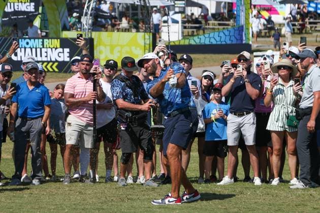 June 8, 2024, Humble, Texas, USA: Dustin Johnson hits onto the 18th green during the second round of the 2024 LIV Golf Houston at Golf Club of Houston. Humble USA - ZUMAw109 20240608_fap_w109_061 Copyright: xDebbyxWongx