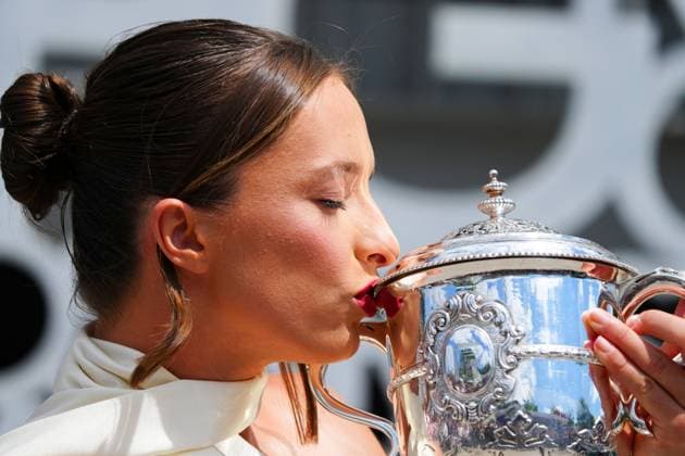 Iga Swiatek at a photo shoot with the Suzanne Lenglen Trophy the day after clinching her third successive French Open title French Open Tennis, Day 15, Tennis, Roland Garros, Paris, France - 09 June 2024  Copyright: xJavierxGarcia Shutterstockx 14523810i