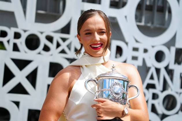 Sport Themen der Woche KW23 Sport Bilder des Tages Iga Swiatek at a photo shoot with the Suzanne Lenglen Trophy the day after clinching her third successive French Open title French Open Tennis, Day 15, Tennis, Roland Garros, Paris, France - 09 June 2024  Copyright: xJavierxGarcia Shutterstockx 14523810h