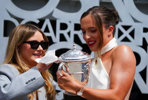 Iga Swiatek at a photo shoot with the Suzanne Lenglen Trophy the day after clinching her third successive French Open title - this shot sees lipstick being wiped off the trophy French Open Tennis, Day 15, Tennis, Roland Garros, Paris, France - 09 June 2024  Copyright: xJavierxGarcia Shutterstockx 14523810c