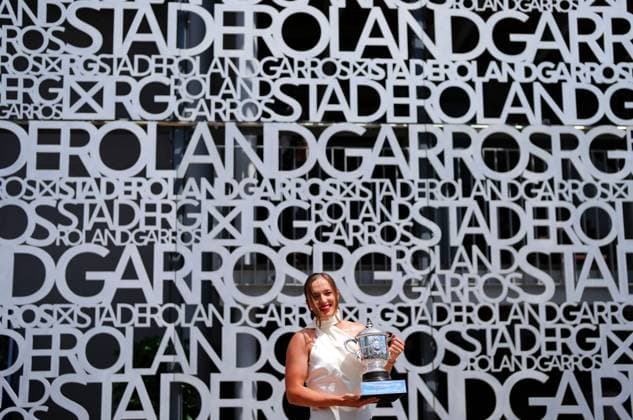Iga Swiatek at a photo shoot with the Suzanne Lenglen Trophy the day after clinching her third successive French Open title French Open Tennis, Day 15, Tennis, Roland Garros, Paris, France - 09 June 2024  Copyright: xJavierxGarcia Shutterstockx 14523810u
