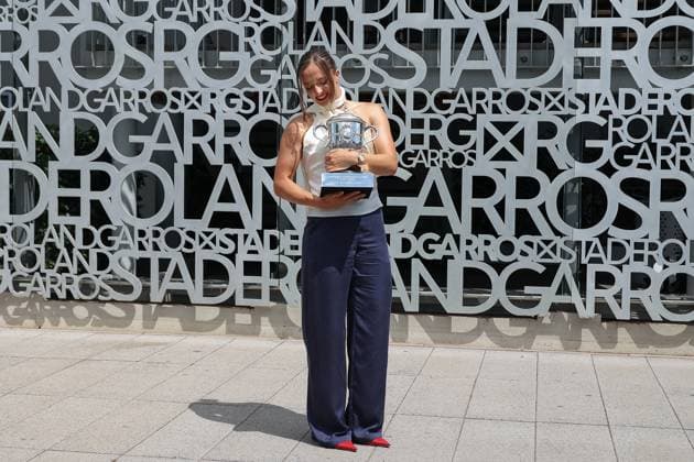 French Open - Iga Swiatek Trophy Photocall Iga Swiatek pose with the trophy for photographers during French Open at Roland Garros on June 09, 2024 in Paris, France. Photo by Nasser Berzane ABACAPRESS.COM Paris France  Copyright: xBerzanexNasser ABACAx